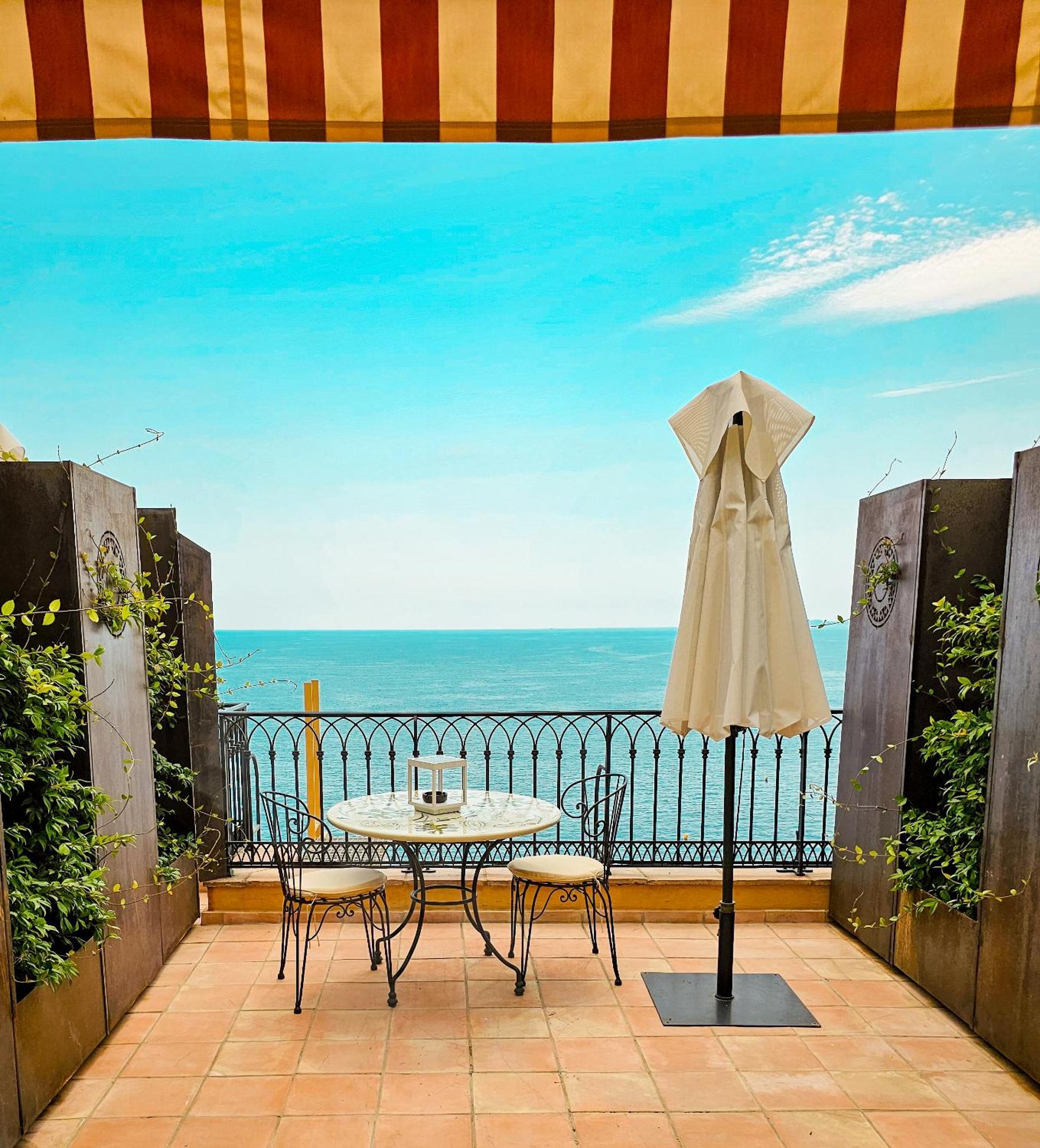 Hôtel La Pérouse Nice Baie des Anges Esterno foto